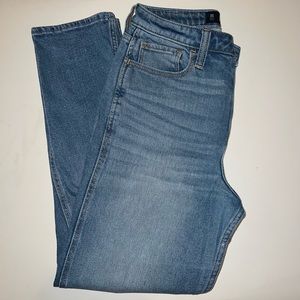 Hollister Ultra High-Rise Mom Jean